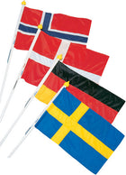 Facadeflagsæt med det svenske flag, præsenteret flot på båd
