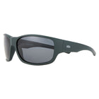 Gill, 9743 Skyline solbrille i oceanfarve set forfra med en maritim baggrund